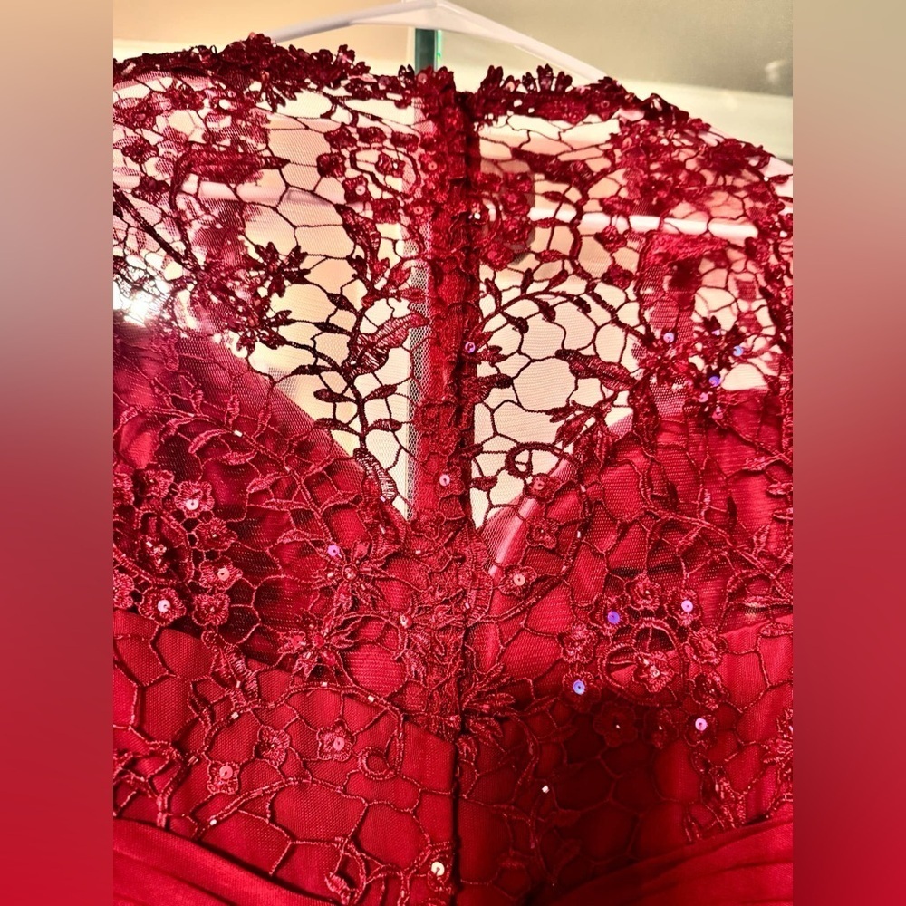 Elegant wine red Lace Evening dress NWT SIZE 8 pit to pit 14in length 48in - Picture 4 of 7